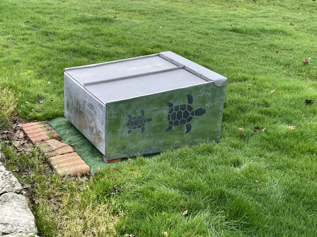 Cabane pour robot tonte en zinc avec personnalisation à Nuaillé d'Aunis (17)