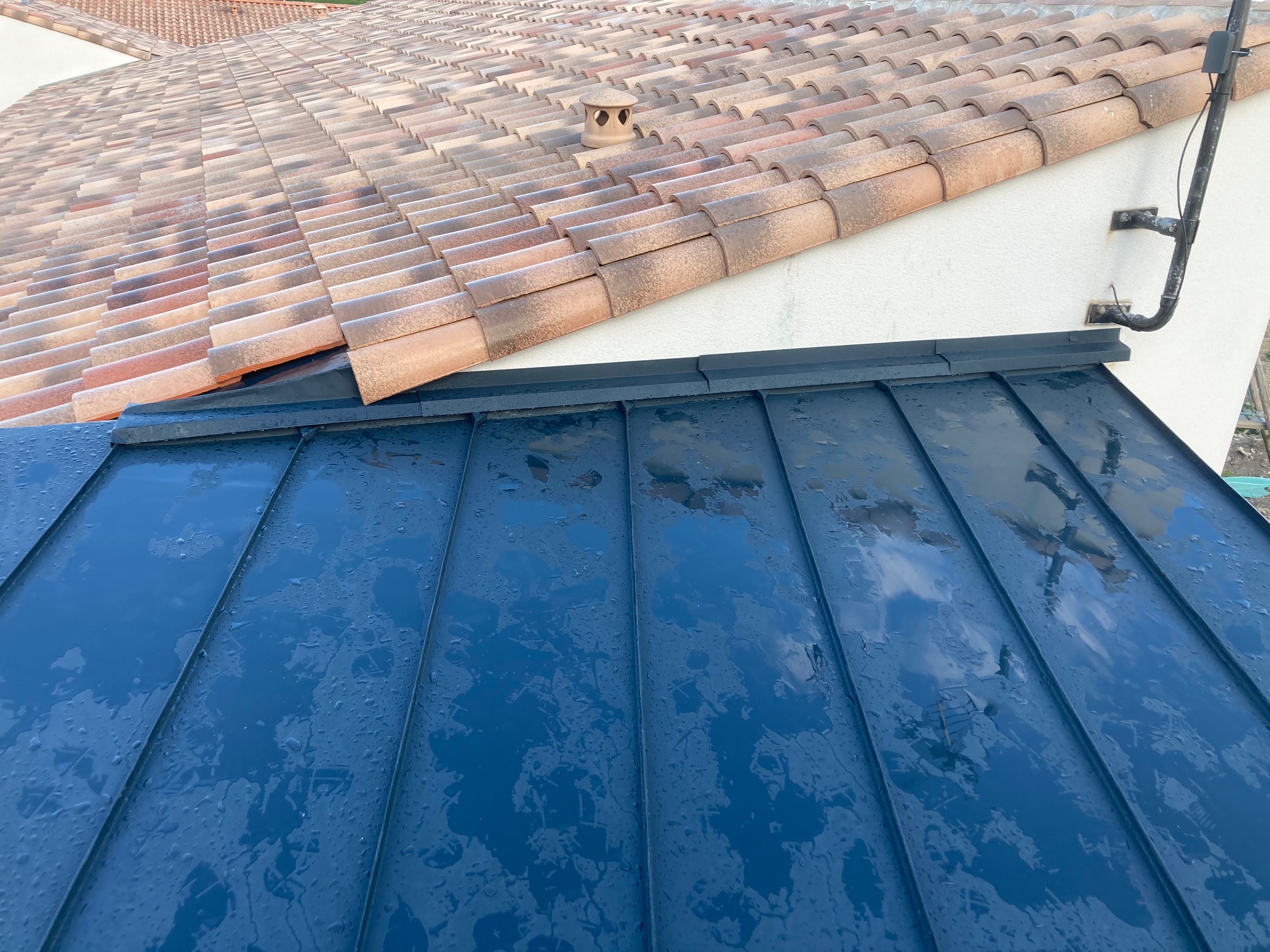 Toiture en tuile et toiture en bardage en aluminium en joint debout à Benon (17)