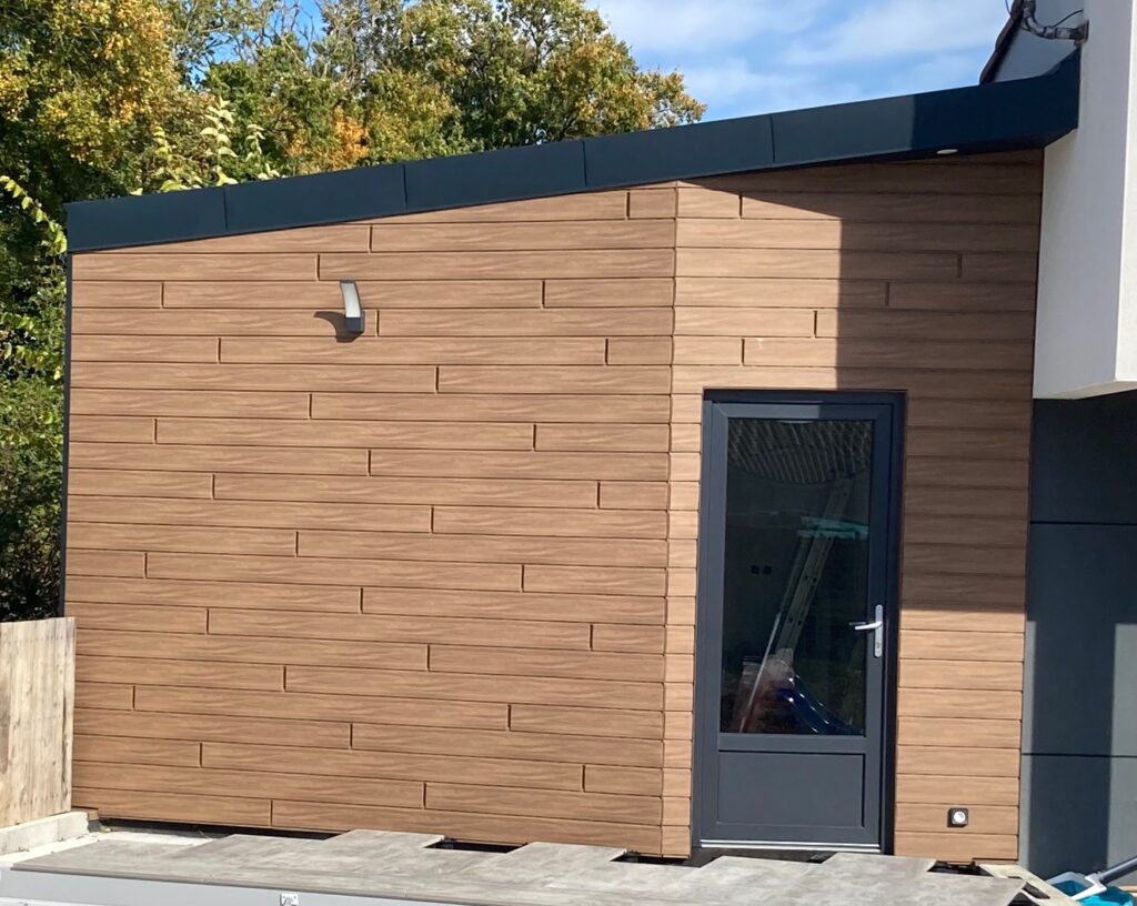 Bardage en aluminium imitation bois pour un local technique à Benon (17)