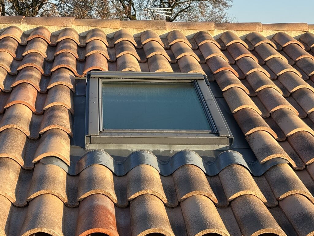 Pose de fenêtre de toit Vélux sur une toiture en tuile à Courçon (17)